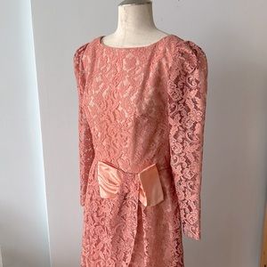 Vintage pretty in pink lace dress